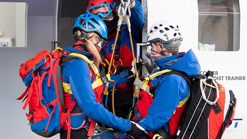 Mitglieder der Bergwacht demonstrieren im Ausbildungszentrum der Bergwacht in Bad Tölz eine Rettungssituation mit einem Hubschraubersimulator.