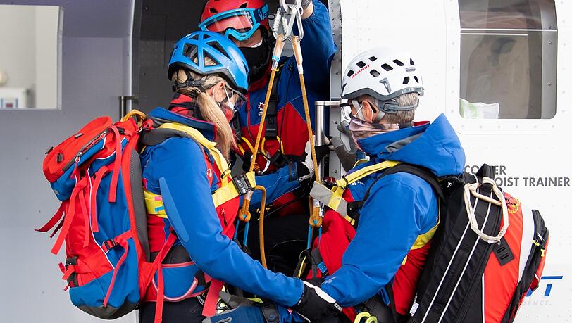 Mitglieder der Bergwacht demonstrieren im Ausbildungszentrum der Bergwacht in Bad Tölz eine Rettungssituation mit einem Hubschraubersimulator. Mitglieder der Bergwacht demonstrieren im Ausbildungszentrum der Bergwacht in Bad Tölz eine Rettungssituation mit einem Hubschraubersimulator.