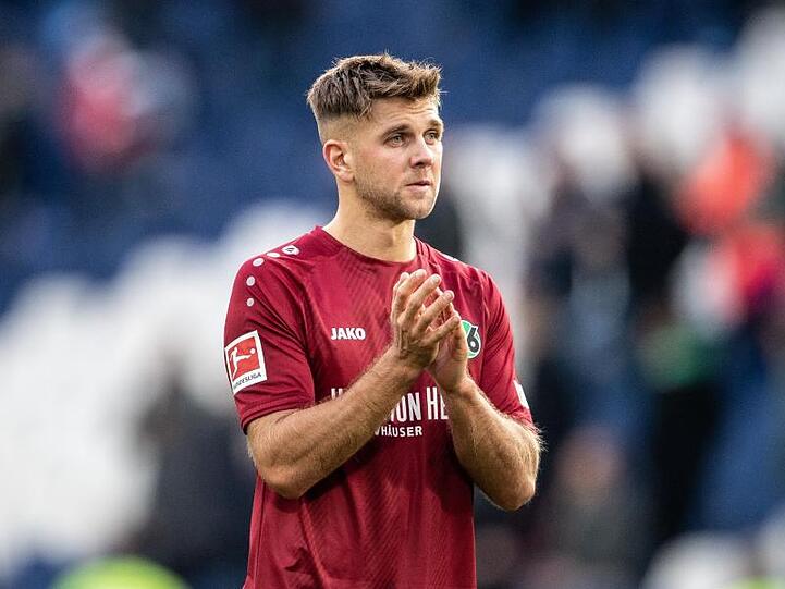 Hannovers Niclas Füllkrug steht nach einem Spiel auf dem Platz. Foto: Swen Pförtner/Archiv