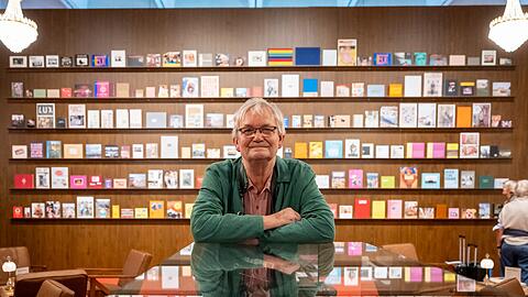 In rund 250 Fotobuchprojekten dokumentiert Parr seit den 1980er-Jahren mit Humor und kritischem Blick die Welt zwischen Protz und Kitsch, Fast Food und High Fashion.