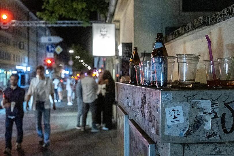 Im Univiertel sorgen Feierlustige für Ärger bei Anwohnern und der Stadt. Ein gefundener Kompromiss könnte bald kippen. Im Univiertel sorgen Feierlustige für Ärger bei Anwohnern und der Stadt. Ein gefundener Kompromiss könnte bald kippen.