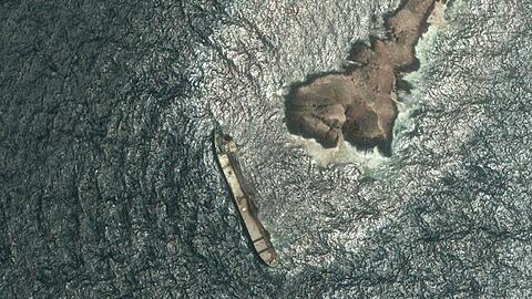 Satellitenbilder zeigen das Ausma&szlig; der Verschmutzung durch den Tanker "Caroline Bezengi".