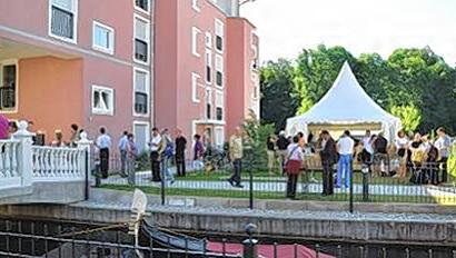 Bei strahlendem Sonnenschein kamen die schöne Architektur, das italienische Flair am Würmkanal, die kleinen Rialto-Brücken und die romantische Atmosphäre gut zur Geltung. Bei strahlendem Sonnenschein kamen die schöne Architektur, das italienische Flair am Würmkanal, die kleinen Rialto-Brücken und die romantische Atmosphäre gut zur Geltung.