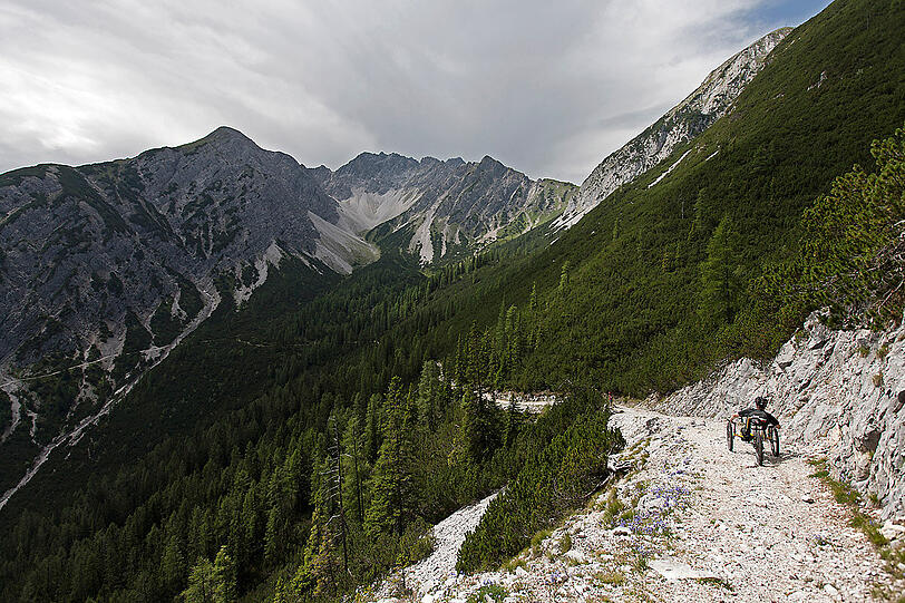 Immer Richtung Süden auf schmalen, steinigen Pfaden: Traumhafte Panoramen sind der Lohn der Alpenüberquerer. Eine Alpenüberquerung eines Rollstuhlfahrers hat es so zuvor noch nicht gegeben, denn die Strecke ist für Mountainbikes ausgelegt.