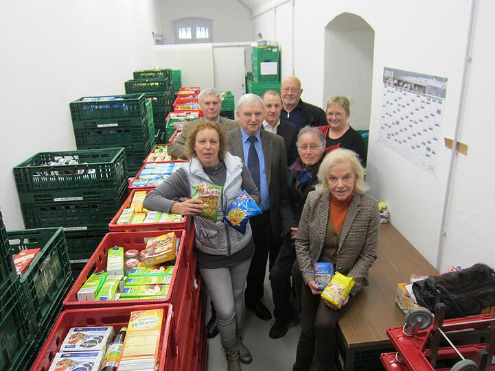 Sie sagen danke: Helfer von den bayerischen Tafeln mit den Vertretern der Edeka Südbayern Stiftung, die tonnenweise Lebensmittel gespendet hat.