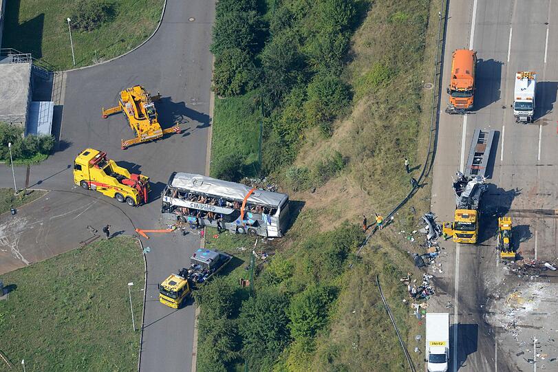 Den Helfern bietet sich ein schrecklicher Anblick. In der Nacht zum Samstag sind bei einem schweren Busunglück mindestens neun Menschen ums Leben gekommen und viele schwer verletzt. Die Bilder!