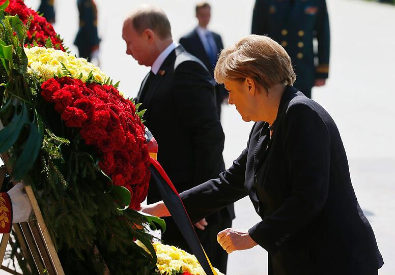 Angela Merkel und Wladimir Putin legten gemeinsam am Grabmal des Unbekannten Soldaten einen Kranz nieder. Anschließend gingen die beiden zu Fuß durch den Alexandergarten in den Kreml.