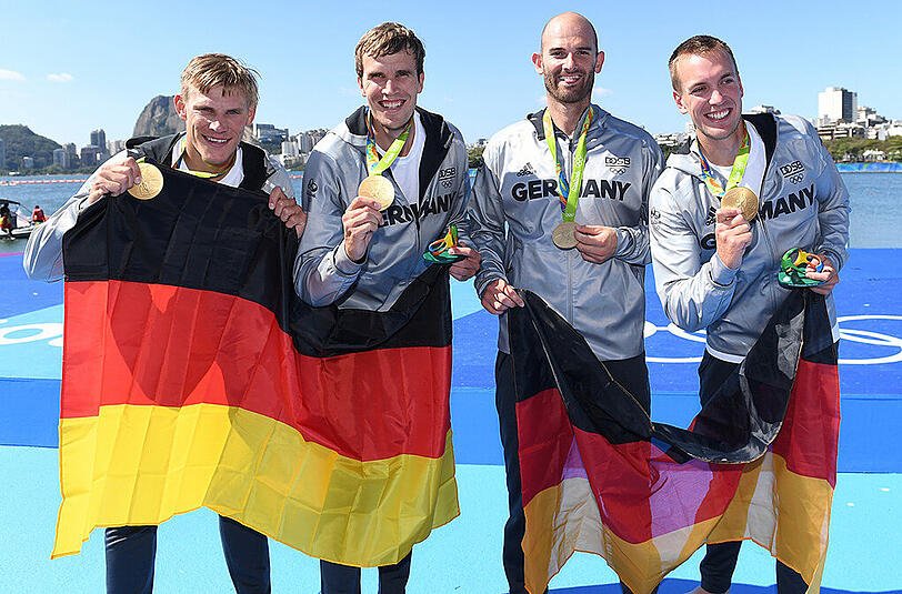 Goldiger Tag für die deutschen Ruderer: Unmittelbar hintereinander fahren der Doppelvierer der Männer und der Frauen den Olympiasieg ein. Die Bilder!