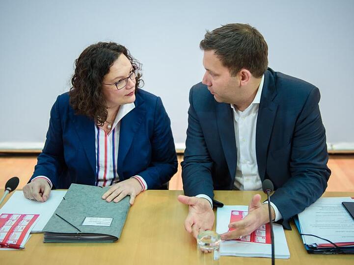 Andrea Nahles und Lars Klingbeil besprechen sich vor Beginn der Klausurtagung.