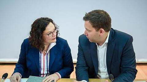 Andrea Nahles und Lars Klingbeil besprechen sich vor Beginn der Klausurtagung.