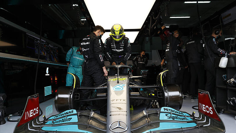 Eingeschränkt konkurrenzfähig: Lewis Hamilton und sein Silberpfeil kommen nicht auf Touren.
