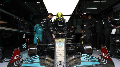 Eingeschränkt konkurrenzfähig: Lewis Hamilton und sein Silberpfeil kommen nicht auf Touren.