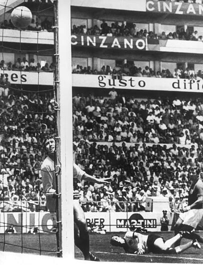 Uwe Seeler (am Boden) trifft im WM-Viertelfinale 1970. Uwe Seeler (am Boden) trifft im WM-Viertelfinale 1970.