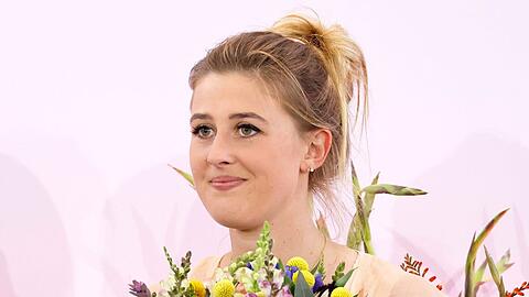 Gina Schumacher ist die einzige Tochter von Michael und Corinna Schumacher (hier bei der Verleihung des Staatspreises des Landes Nordrhein-Westfalen an Michael Schumacher im Jahr 2022). Ihr Bruder Mick ist als Rennfahrer in die Fußstapfen seines berühmten Vaters getreten.