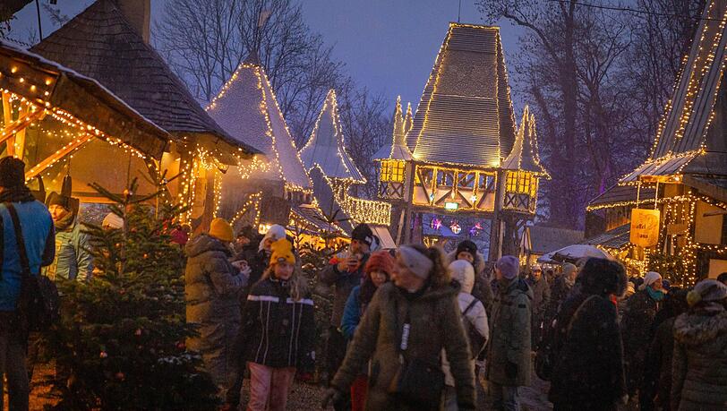 Weihnachtslichter lassen die sonst für die Ritterspiele genutzte Anlage von Schloss Kaltenberg erstrahlen. Weihnachtslichter lassen die sonst für die Ritterspiele genutzte Anlage von Schloss Kaltenberg erstrahlen.