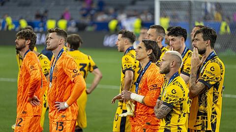 Mit traurigen Blicken müssen die Inter-Stars um Yann Sommer (oranges Trikot) der PSG-Équipe beim Feiern zusehen. Den Italienern steht ein Umbruch ins Haus, auch Trainer Simone Inzaghi steht vor einem Abschied aus Mailand.