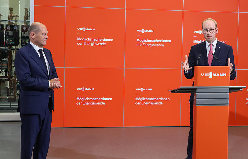 Viessmann (r.) mit dem damaligen Bundeskanzler Olaf Scholz. Viessmann (r.) mit dem damaligen Bundeskanzler Olaf Scholz.