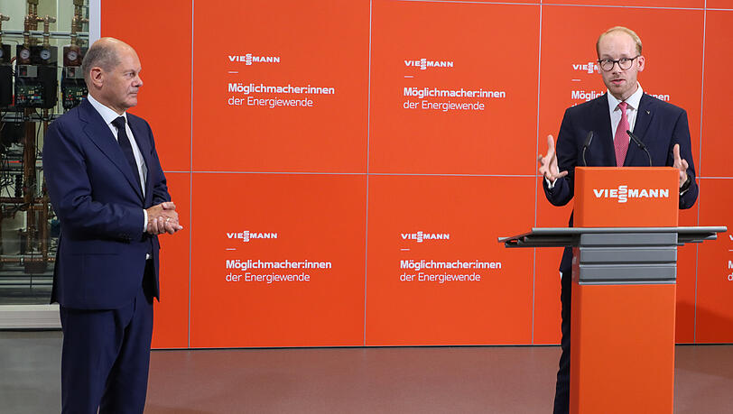 Viessmann (r.) mit dem damaligen Bundeskanzler Olaf Scholz. Viessmann (r.) mit dem damaligen Bundeskanzler Olaf Scholz.