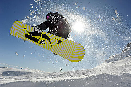 Die Snowboarder sorgen beim Air & Style für Action.