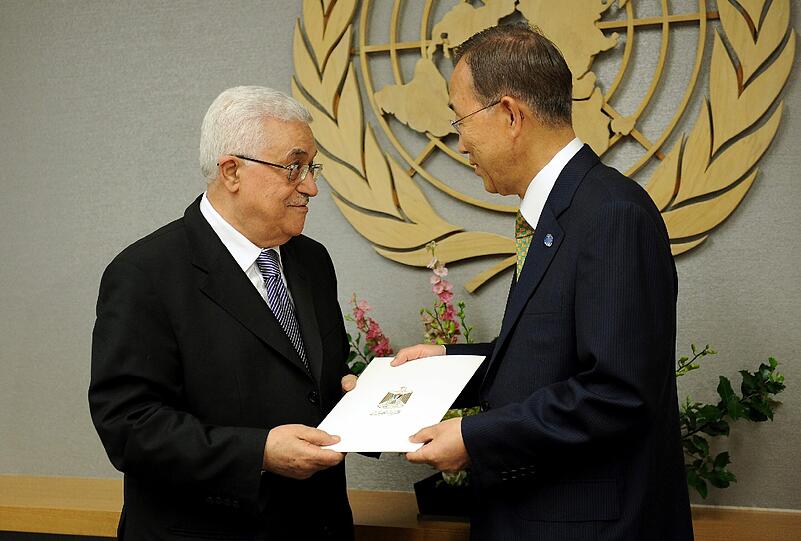 Der erste Schritt auf dem Weg zur Vollmitgliedschaft in den Vereinten Nationen: Mahmud Abbas (l.) übergibt Generalsekretär Ban Ki-Moon den Aufnahmeantrag Palästinas.