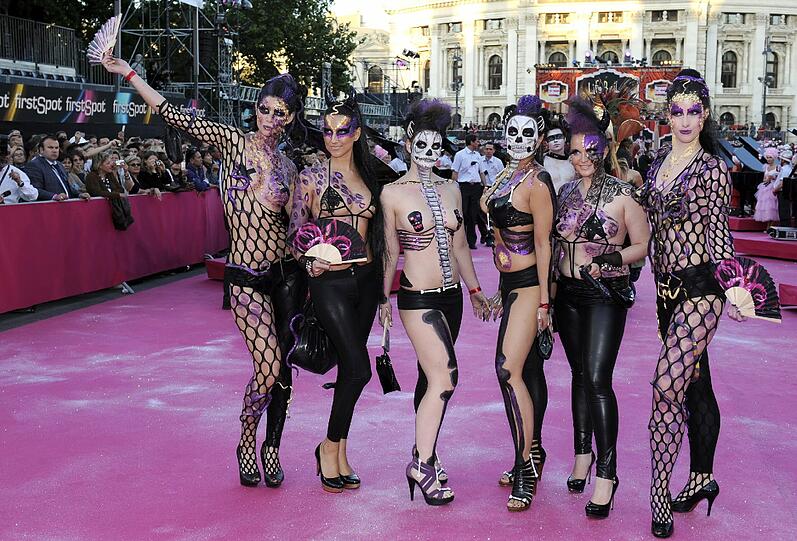 Mit Glamour, Glitzer, nackter Haut: Der Wiener Life Ball ist das Charity-Event des Jahres. Die spektakulärsten Bilder der bunten Gästeschar gibts hier! Zum Durchklicken!