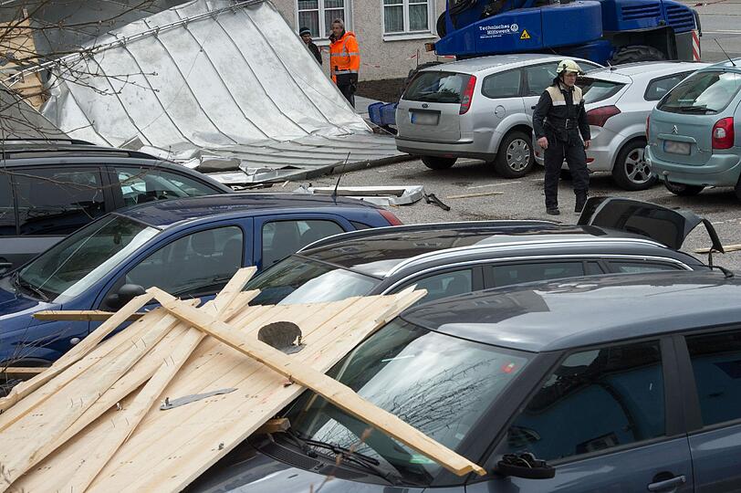 Diese Autos auf einem Parkplatz in Weilheim wurden fast alle unter Holzwänden begraben.