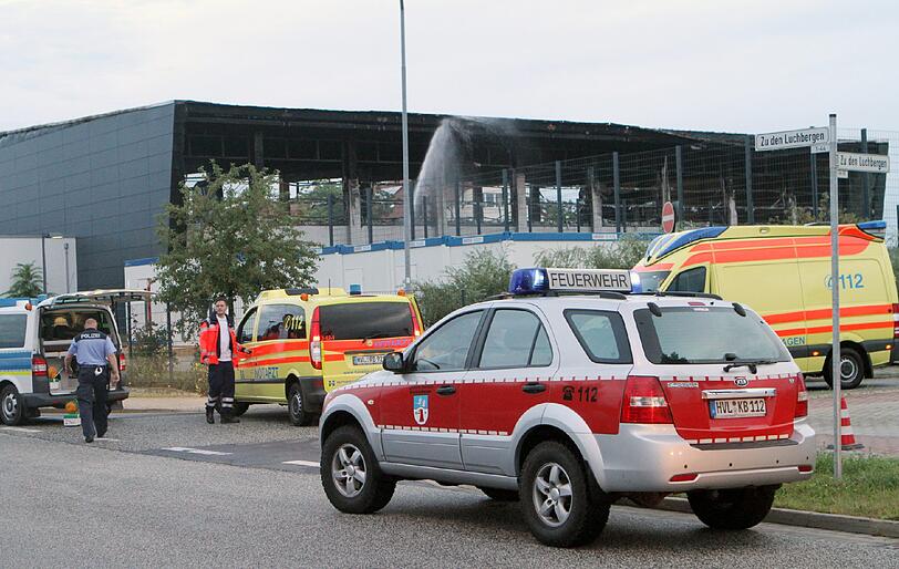 Im brandenburgischen Nauen kämpft die Feuerwehr gegen den Brand in einer geplanten Notunterkunft