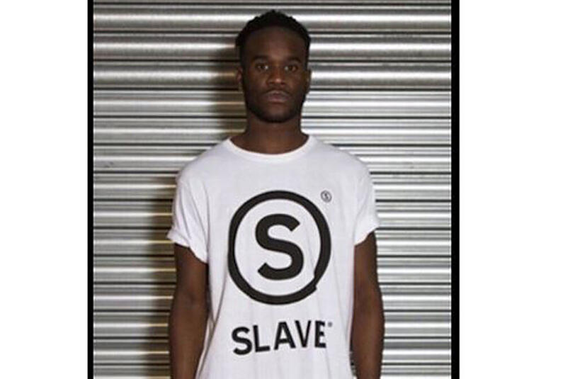 Ungünstige Auswahl: Das T-Shirt mit der "Slave"-Aufschrift.
