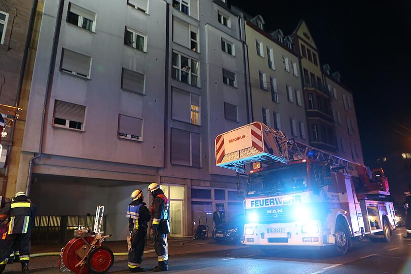 Die Feuerwehr fand in einem Bordell in Nürnberg eine tote Frau - die Bilder vom Einsatz.