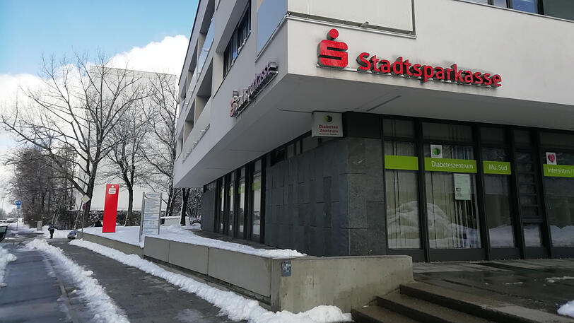 Stockmannstraße 47: Ein Diabetes Fachzentrum hat die Räume der Bank gemietet. Geldautomaten bleiben bestehen.