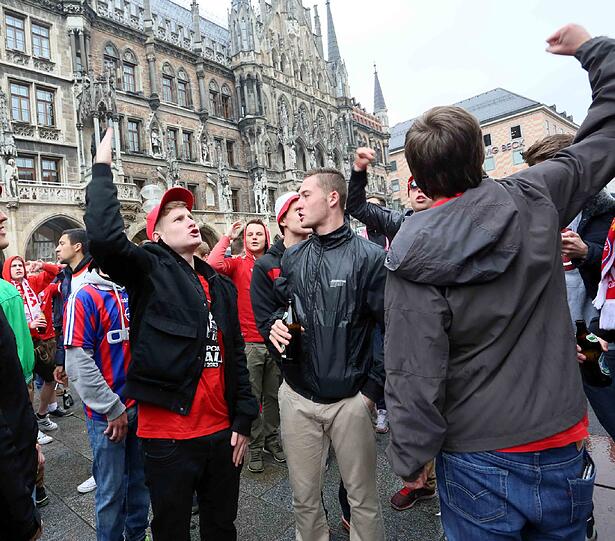 Die Bayernfans sind bereit für einen außergewöhnlichen Fußballabend. Bei brittischem Wetter und bayerischem Bier präsentieren sie die Fans lautstark am Marienplatz. Die besten Bilder.