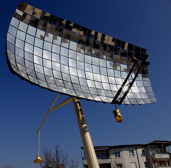 Der Reflektor am neuen Truderinger Gymnasium ist zugleich ein Kunstobjekt. Das Drumrum ist aber noch nicht ganz fertig.