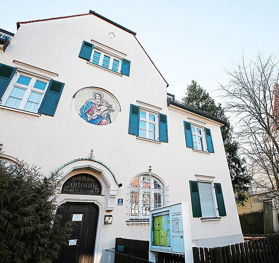 Auch ein hübsches Gebäude: das katholische Pfarramt der Kirche Maria Ramersdorf.