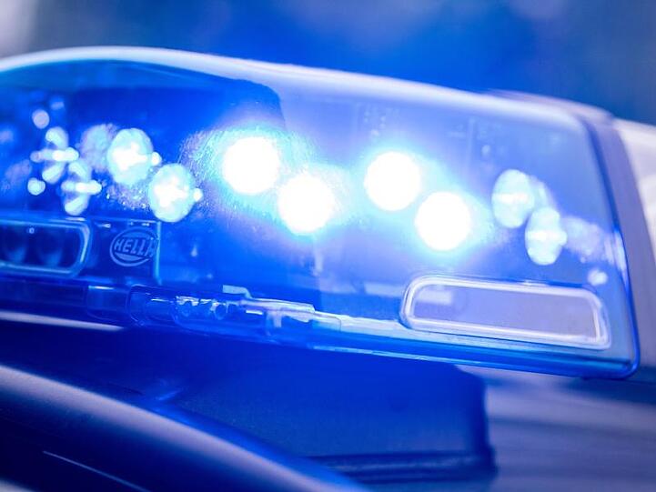 Ein Blaulicht leuchtet an einer Polizeistreife. Foto: Lino Mirgeler/dpa/Symbolbild
