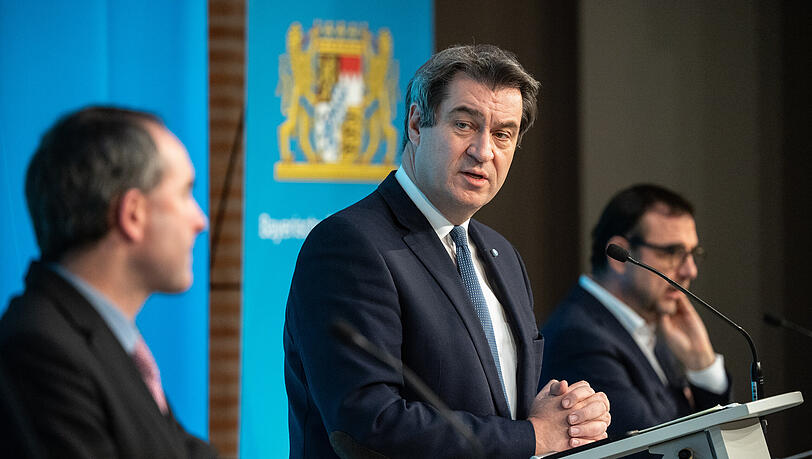 Bayerns Ministerpräsident Markus Söder (m.) mit Wirtschaftsminister Hubert Aiwanger (l.) und Gesundheitsminister Klaus Holetschek. Bayerns Ministerpräsident Markus Söder (m.) mit Wirtschaftsminister Hubert Aiwanger (l.) und Gesundheitsminister Klaus Holetschek.