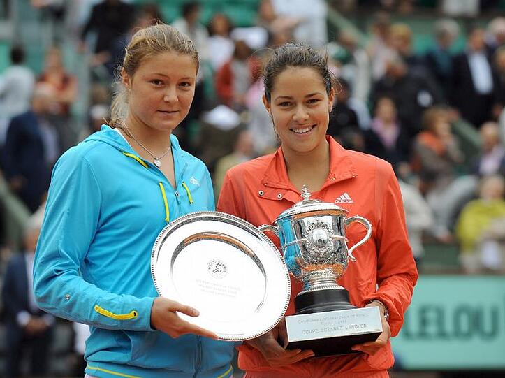 Die Siegerin Ana Ivanovic (r) und Dinara Safina bei der Siegerehrung.