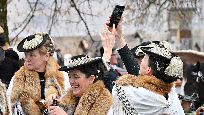 Die Leonhardi-Wallfahrten gehören seit Jahrhunderten in Bayern zum Brauchtum. Aber wie steht es mit dem bairischen Dialekt? Dass die Mundart mehr Platz in der Schule finden soll, forderte eine Lehrerin bereits vor 50 Jahren in der AZ.
