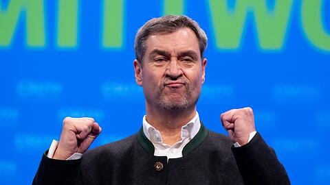 Bayerns Ministerpräsident Markus Söder (CSU) nahm sich beim Politischen Aschermittwoch den Lieblingsgegner Grüne vor, aber auch den wahrscheinlichen Koalitionspartner im Bund, die SPD.
