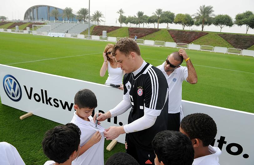 Manuel Neuer stellt sich einem Elfmeterschießen mit Kindern.