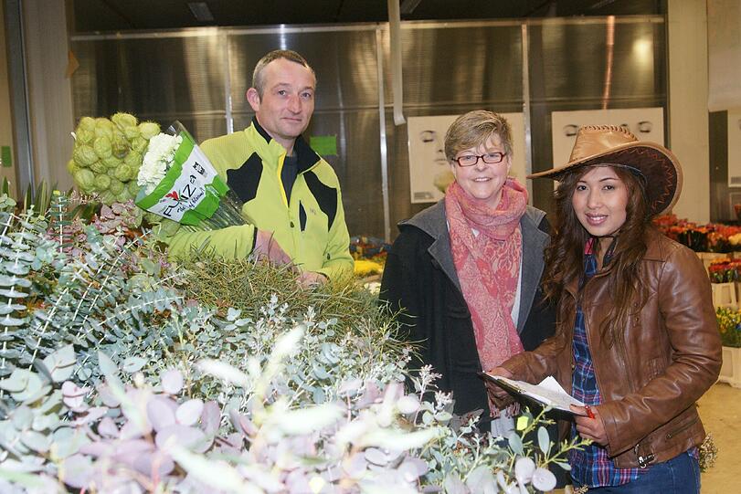 Auf Einkaufstour: Die Floristen Stefan Andi Westphal, Rita Müller und Wilaiwan Goltz (v. l.). Wilaiwan Goltz ist Einkäuferin für die Floristenkette &bdquo;Goldmann & Weigert&ldquo;. Wegen des Faschings ist der Andrang in den elf Filialen gering. &bdquo;Viele Leute sind im Urlaub, und das Wetter ist auch recht schlecht. Deswegen haben wir dieses Jahr am Valentinstag weniger Kundschaft als sonst.&ldquo; Trotzdem sind heute 2000 Rosen in ihrem Einkaufskorb gelandet.