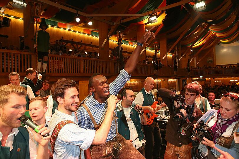 Neureuther und Bolt singen im Schützenzelt.