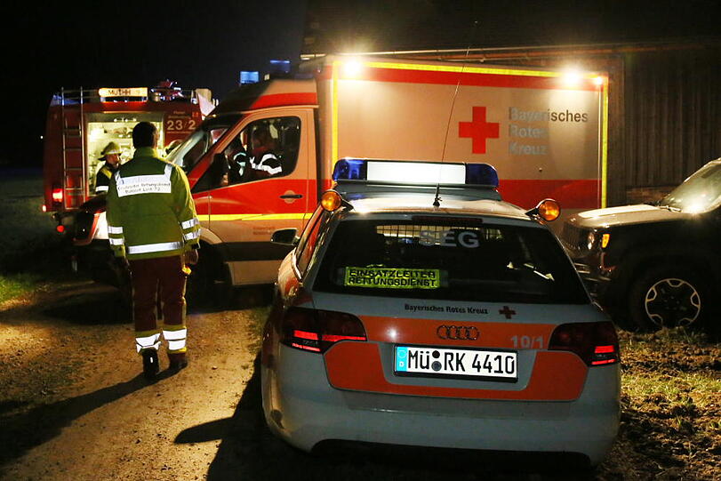 Die kleine Hütte am Waldrand stand beim Eintreffen der Feuerwehr im Volbrand. Die Flammen schlugen teilweise bis zu zwölf Meter hoch.