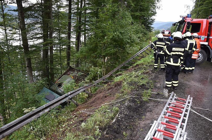 Feuerwehrleute sichern oberhalb des Titisees einen Laster, der die Leitplanke durchbrochen hatte.