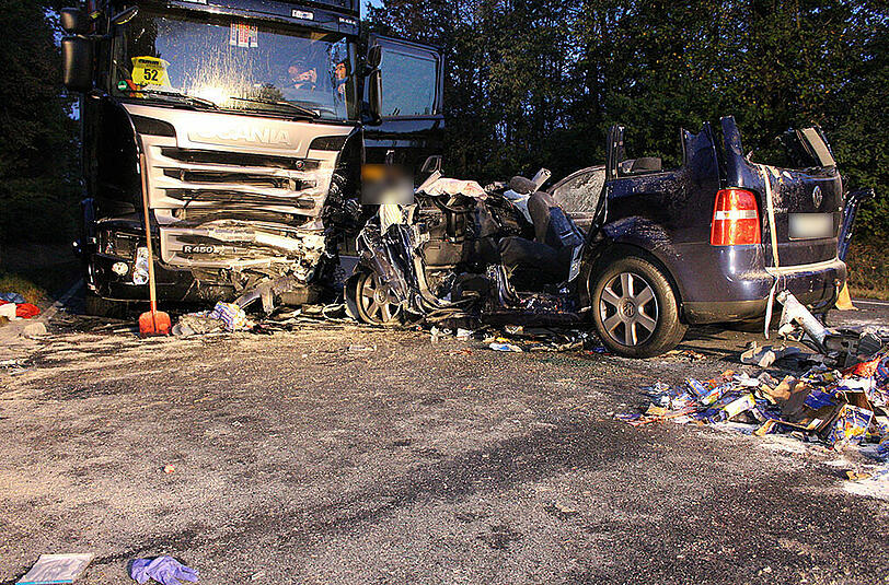Bei dem Crash wurde der VW Touran komplett zerstört. Die Bilder von der Unfallstelle.