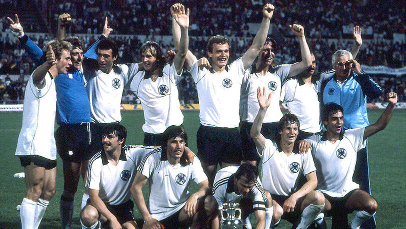 Der Europameister 1980: Die deutsche Nationaelf nach dem 2:1 gegen Belgien. Links stehend Karl-Heinz Rummenigge, in der gleichen Horst Hrubesch (Dritter von rechts). Der Europameister 1980: Die deutsche Nationaelf nach dem 2:1 gegen Belgien. Links stehend Karl-Heinz Rummenigge, in der gleichen Horst Hrubesch (Dritter von rechts).