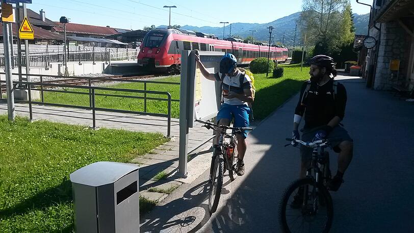 Zunächst bringt einen die Regionalbahn in gut einer Stunden von München nach Kochel am See. Am Bahnhof wird direkt losgeradelt.