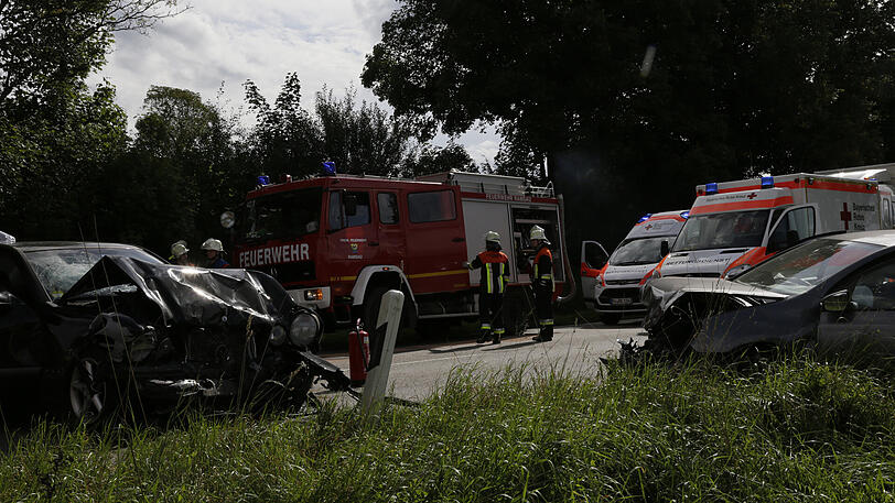 Beide Autos sind stark demoliert - die Front jeweils komplett zerstört. Die Bilder vom Unfall auf der B12.