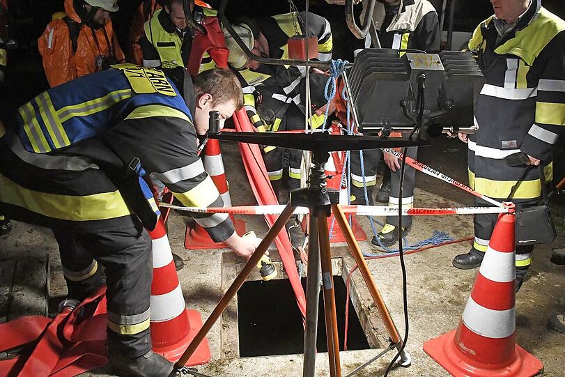 Sechs Stunden lang kämpften zahlreiche Hilfskräfte in Großpienzenau in der Gemeinde Weyarn um die Rettung einer 500 Kilogramm schweren Kuh, die in eine Odelgrube gestürzt war.