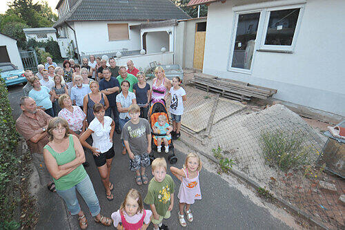 Die Bewohner der Siedlung in Schwaig demonstrieren vor dem Bungalow im Glasschleifweg.