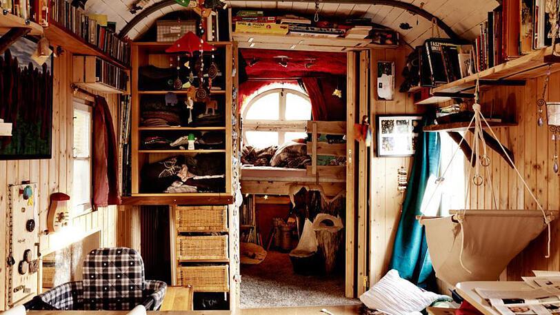 Ein Wohnzimmer auf dem &bdquo;Hin und weg&ldquo;-Platz, in einem Bauwagen, klar.